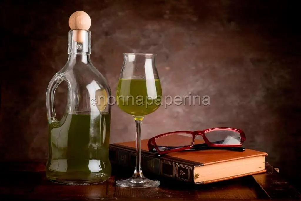 Rosolio alla malva e santoreggia: un liquore molto speciale