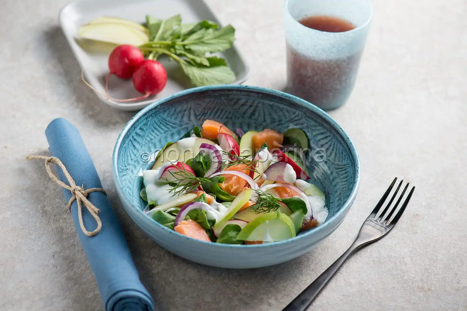 Salmone affumicato con insalata di mele, un piatto proteico