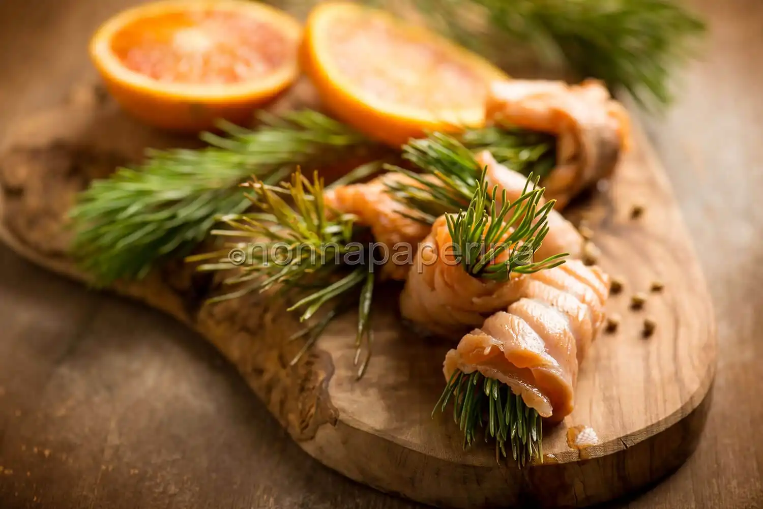 Salmone al pino mugo, un secondo dal gusto silvestre