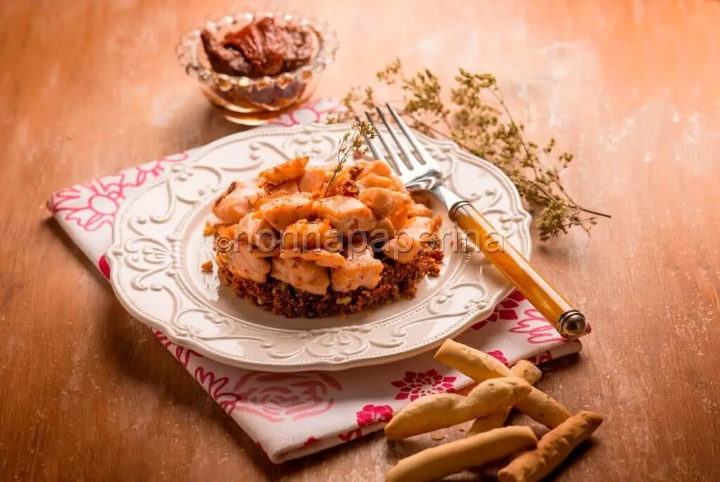 Salmone su base croccante e pomodorini secchi: un ottimo secondo piatto.