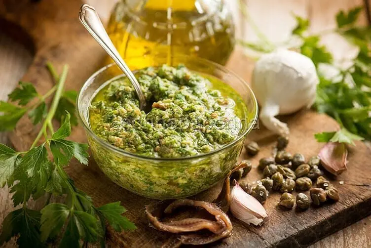 Salsa verde per bollito, un condimento rustico e saporito
