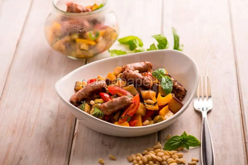 Salsiccia e caponata in vasocottura, poco calorico