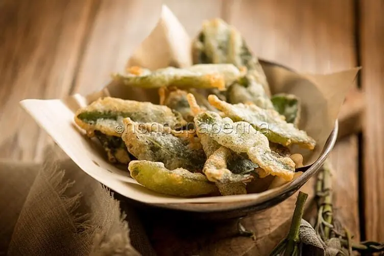 Salvia fritta, un pezzo di rosticceria alternativo