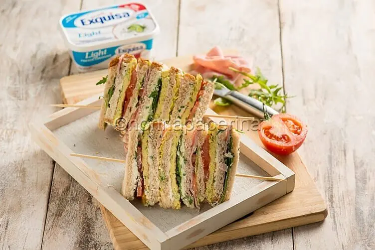 Sandwich con frittatina e formaggio, un fast food di qualità