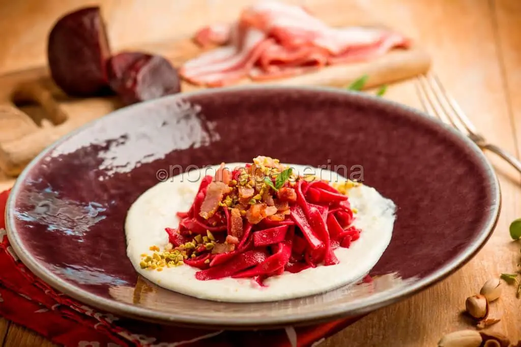 Sapori forti: tagliatelle rosse con pancetta e pecorino