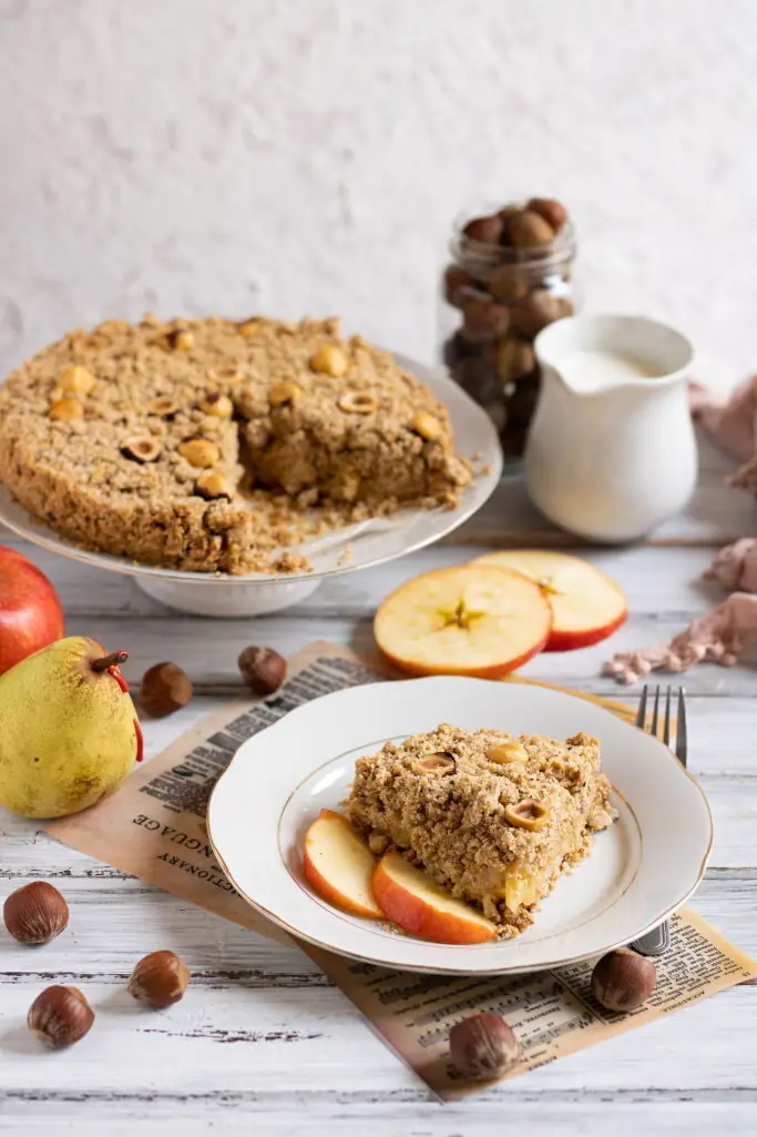 Sbriciolata integrale di mele e pere con nocciole