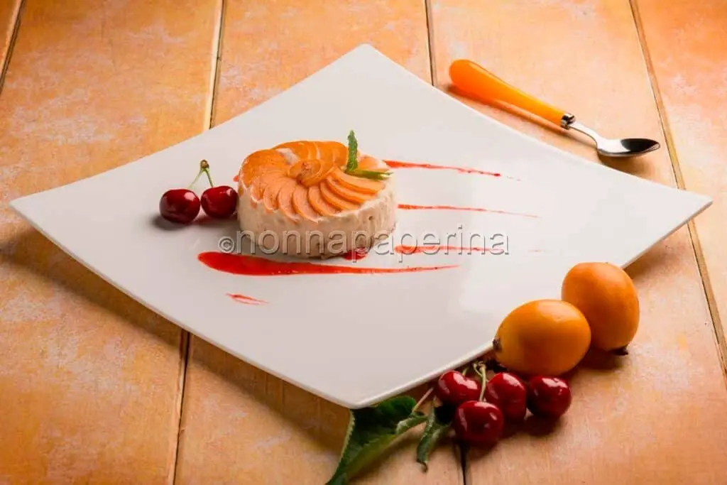 Semifreddo alle nespole con coulis di ciliegie: una dolcezza da scoprire