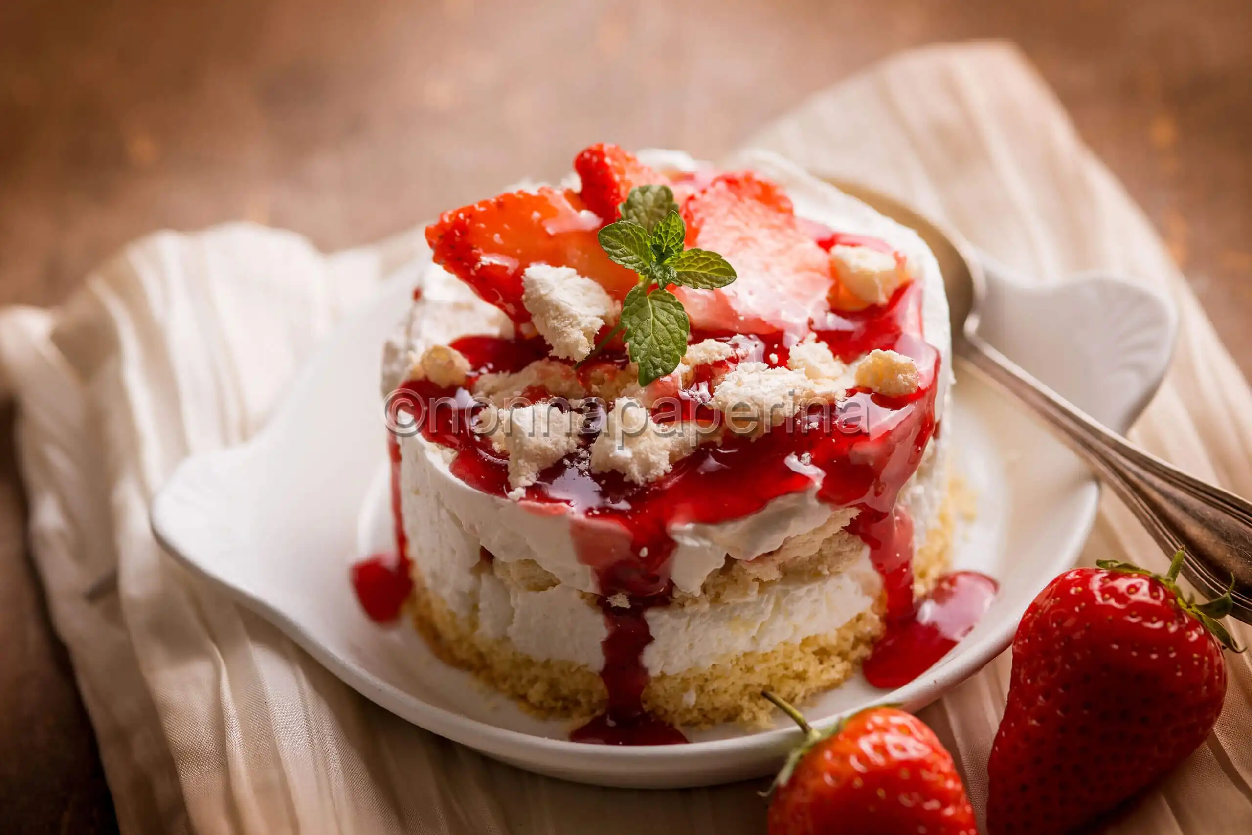 Semifreddo con meringhe e fragole, un dessert fresco per la Festa della Mamma