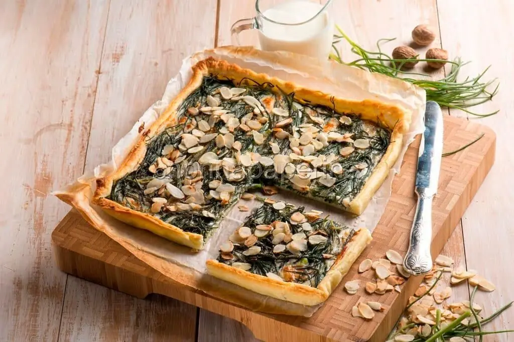 Sfogliata con agretti e mandorle, una torta rustica diversa dal solito