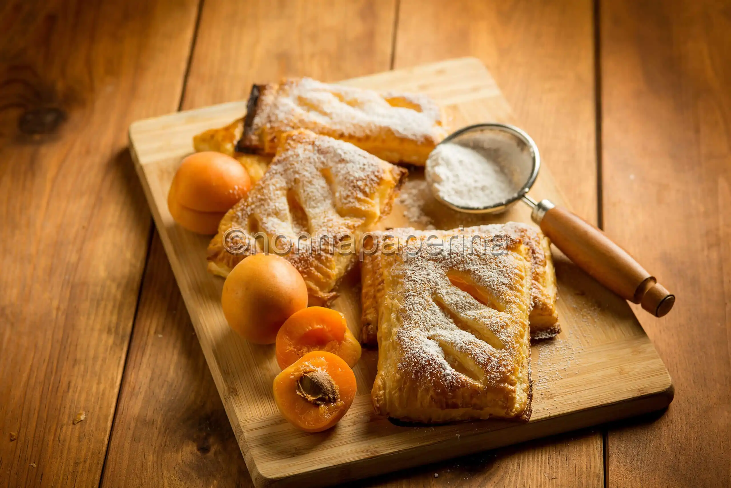 Sfogliatine con albicocche per una dolce merenda alla frutta