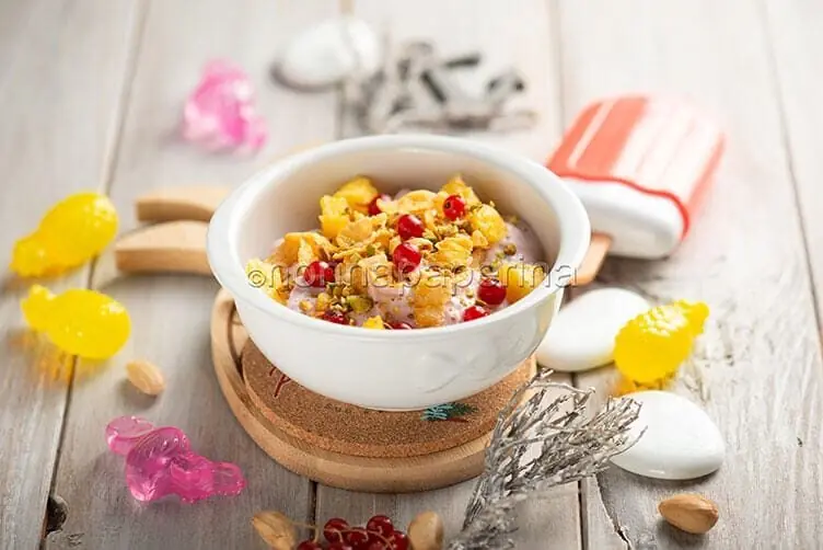 Skyr con ananas e ribes, una colazione nutriente