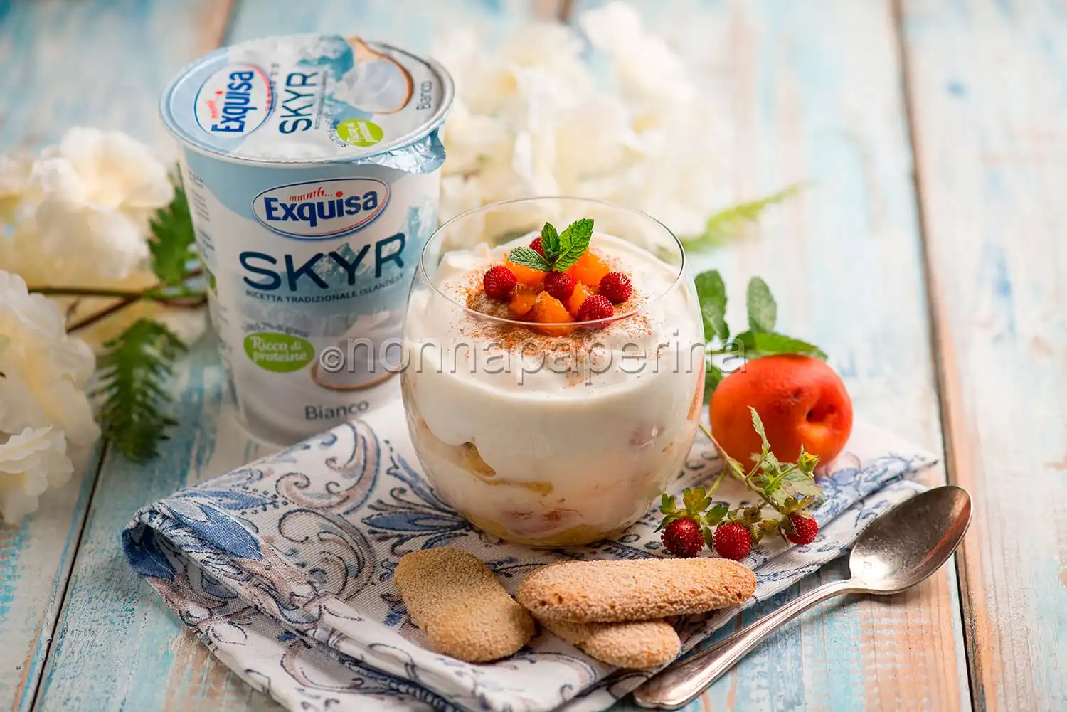Skyramisù con albicocche e fragoline, un tiramisù unico