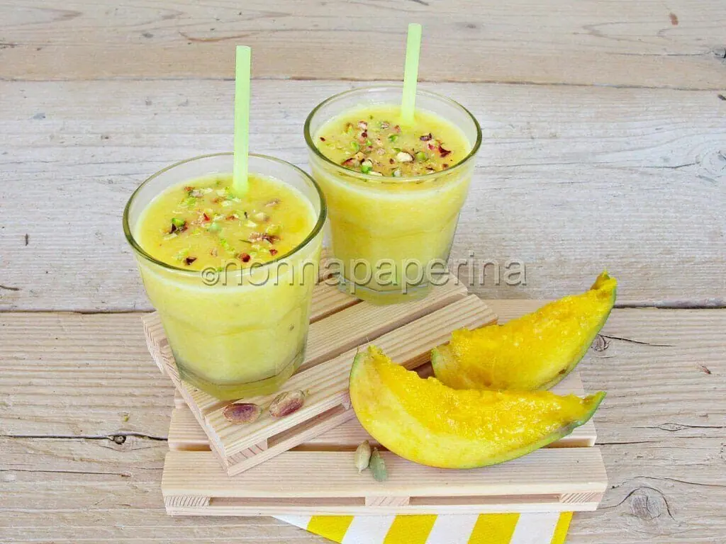 Smoothie al mango, cardamomo e pistacchi: una deliziosa colazione o merenda