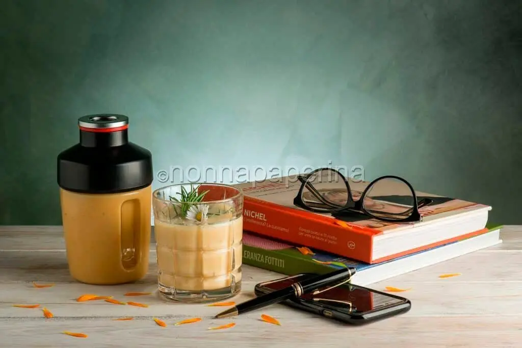 Smoothie con lucuma, latte di avena e banana rossa: un preparato detox e povero di calorie!