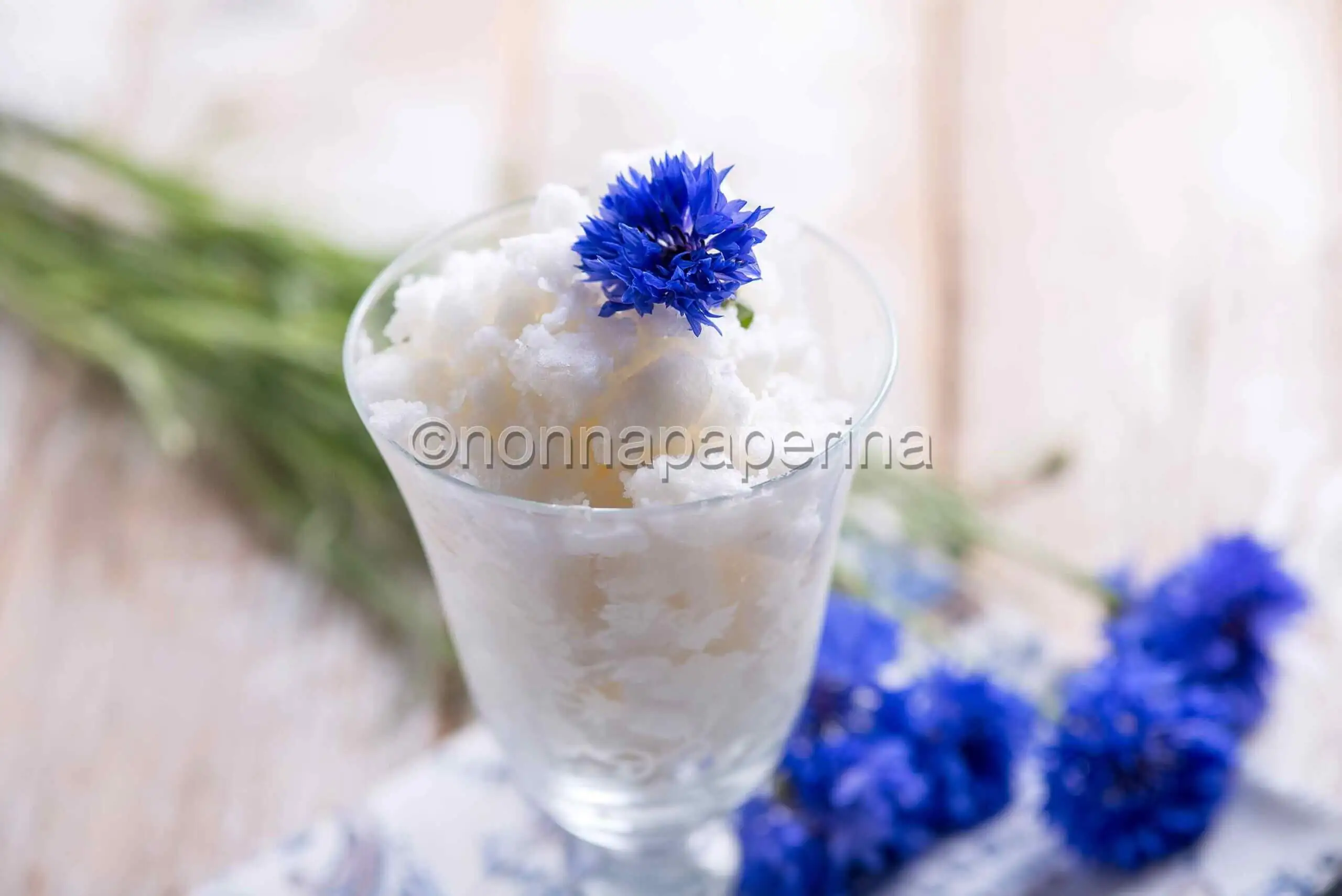 Sorbetto al fiordaliso, un sollievo dalla calura estiva