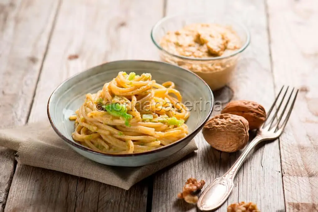 Spaghetti al pesto di verza e noci, primo nutriente