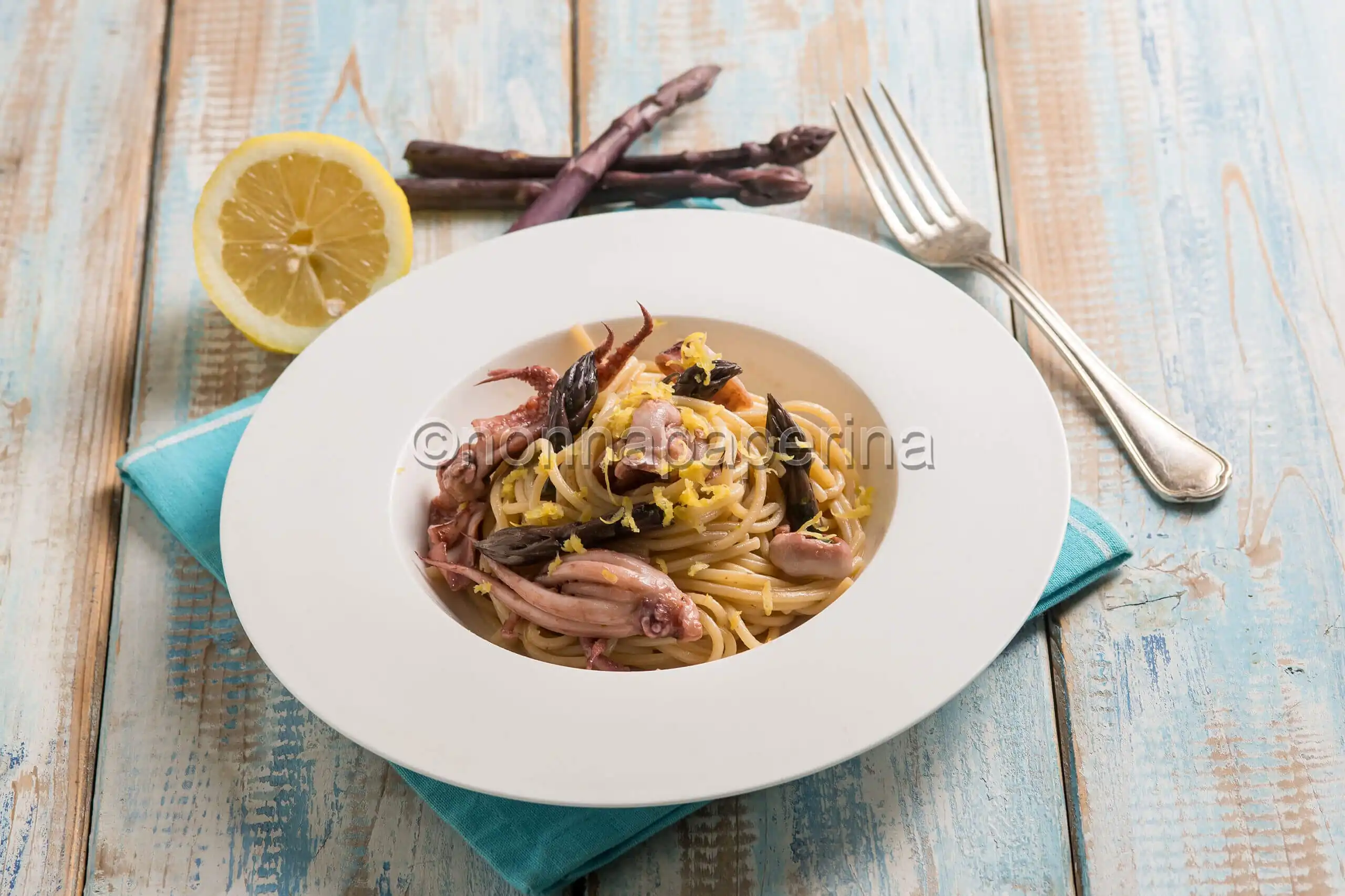 Spaghetti con asparagi e totani, un primo tra mare e terra