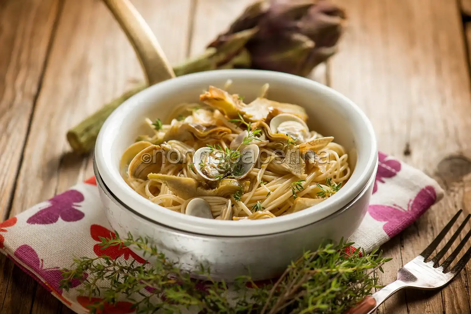 Spaghetti con carciofi e vongole, un primo unico