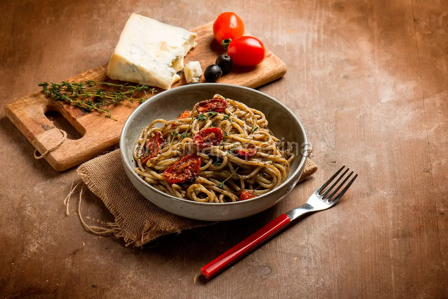 Spaghetti con crema di olive e gorgonzola, un primo ricco
