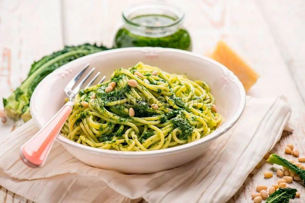 Spaghetti con pesto di cavolo nero: quando il gusto incontra il benessere