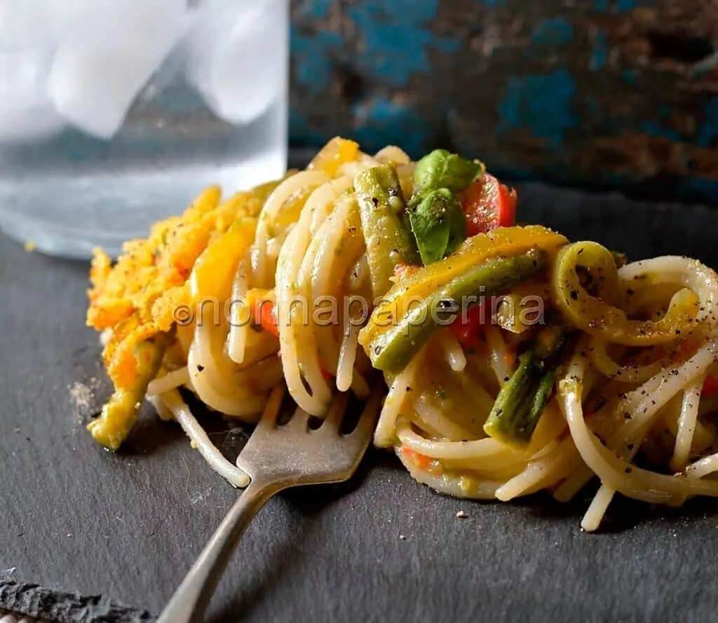 Spaghetti con zucchine e peperoni per un primo gustoso