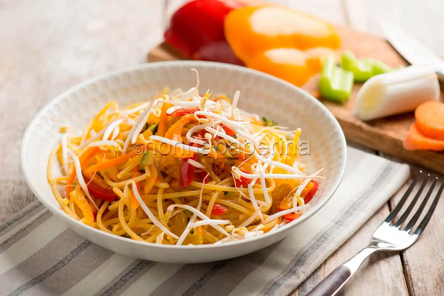 Spaghetti di mais con ratatouille di verdure saltata al balsamico
