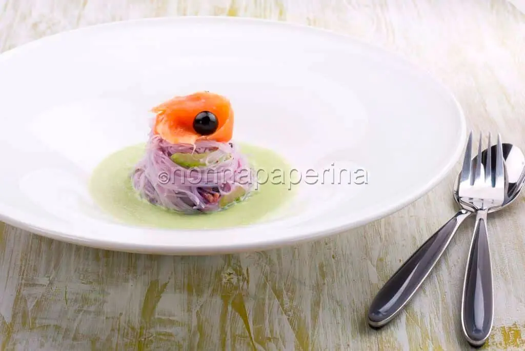 Spaghetti di riso ai mirtilli e crema di fagiolini con salmone: la salute vien mangiando