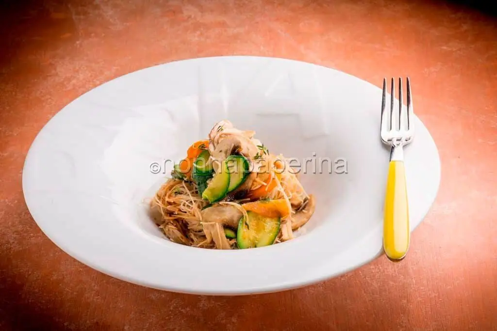 Spaghetti di riso con verdure, a tavola con gusto e semplicità