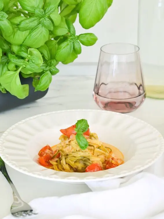 Spaghetti di zucchine in padella con pomodoro