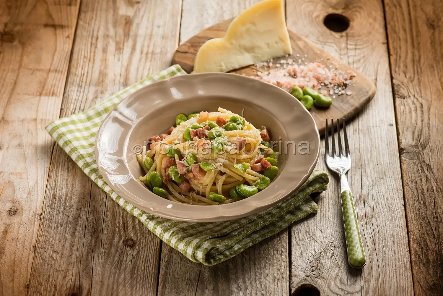 Spaghetti quadrati con rigatino, fave e caciocavallo