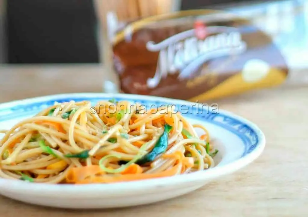 Spaghetto quadrato integrale con nastri di verdure