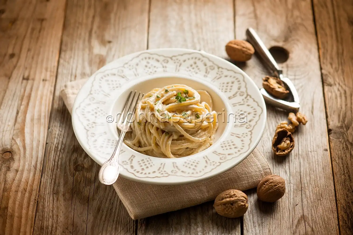 Spaghettoni con salsa di noci