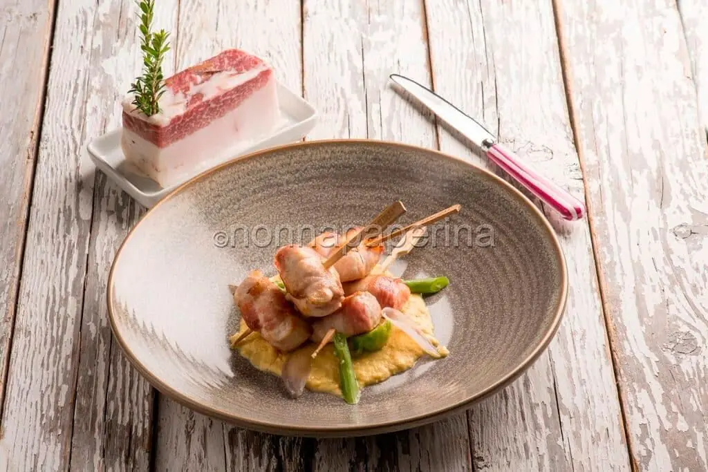Spiedini di tacchino marinati con lime e zenzero, adagiati su crema di mais