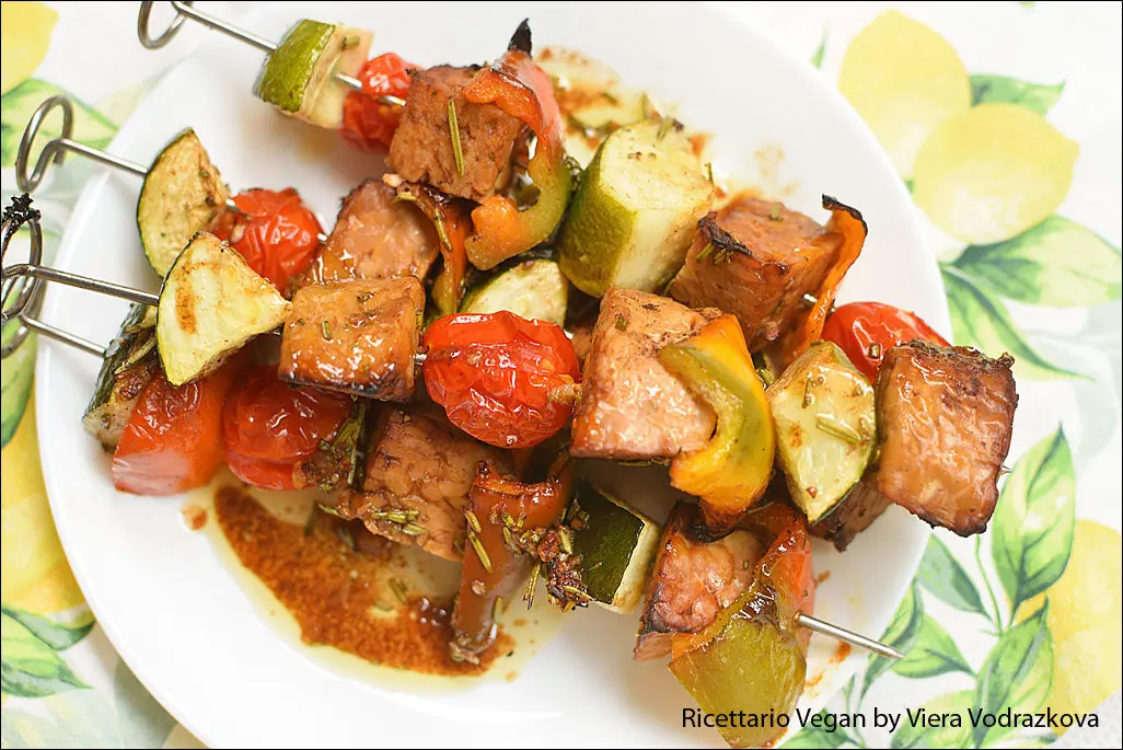 Spiedini di tempeh e verdure senza glutine
