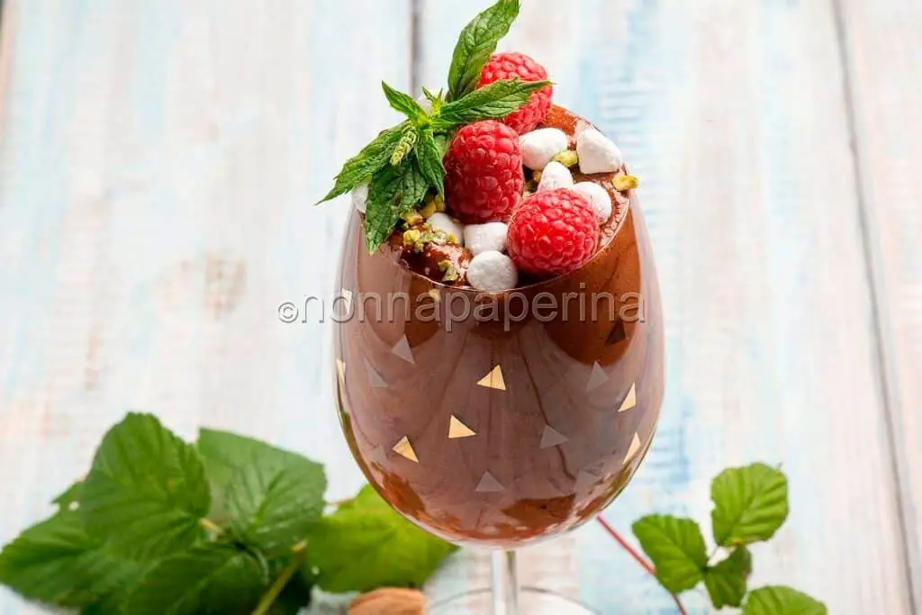 Spuma calda di cioccolato con contrasto di spuma fredda ai lamponi