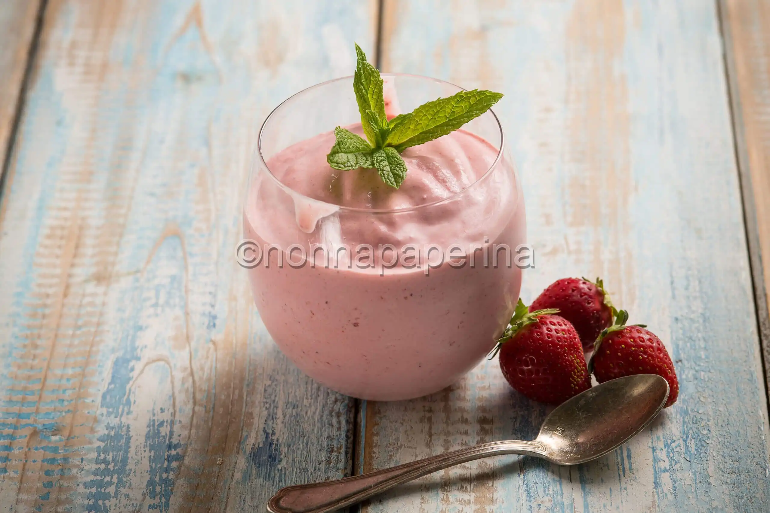 Spumone alle fragole, un cocktail dessert morbido e gustoso