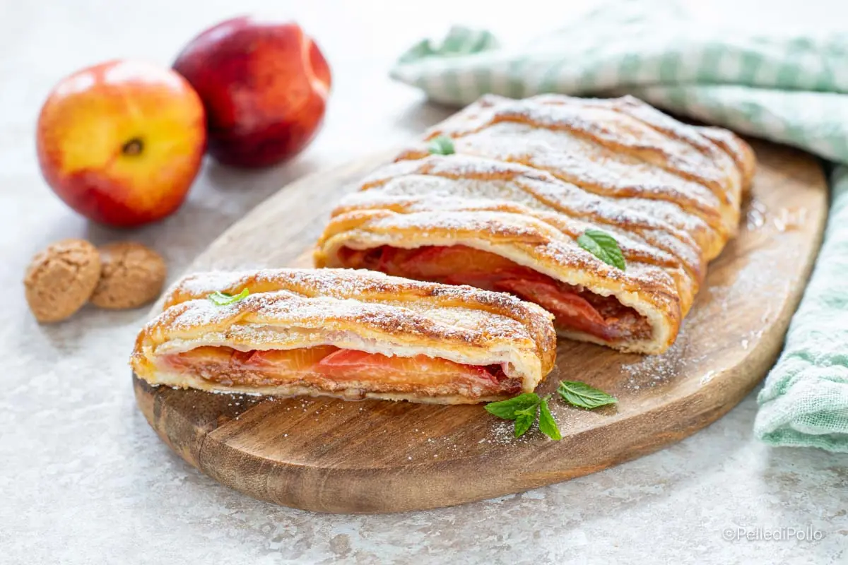 Strudel con pesche e amaretti