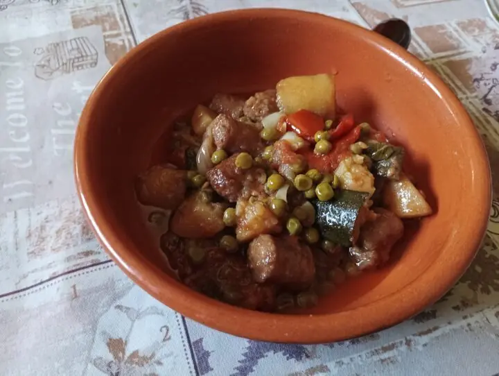 Stufato di verdure e salsiccia