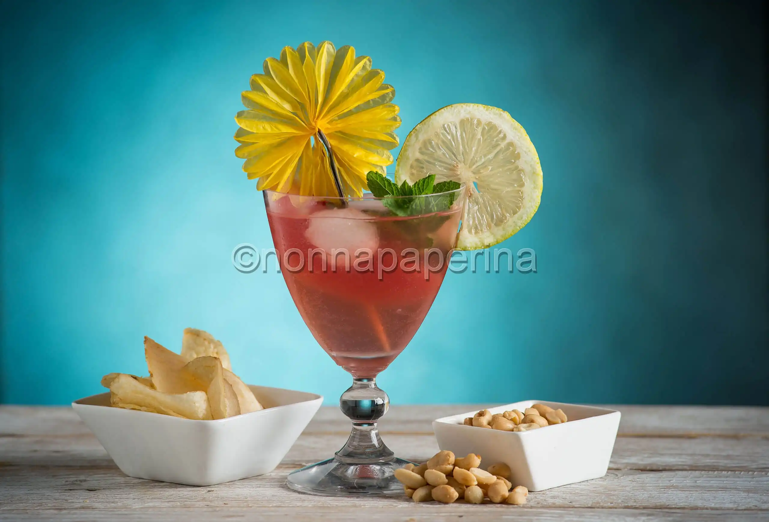 Succo di anguria con gin analcolico per un ottimo aperitivo