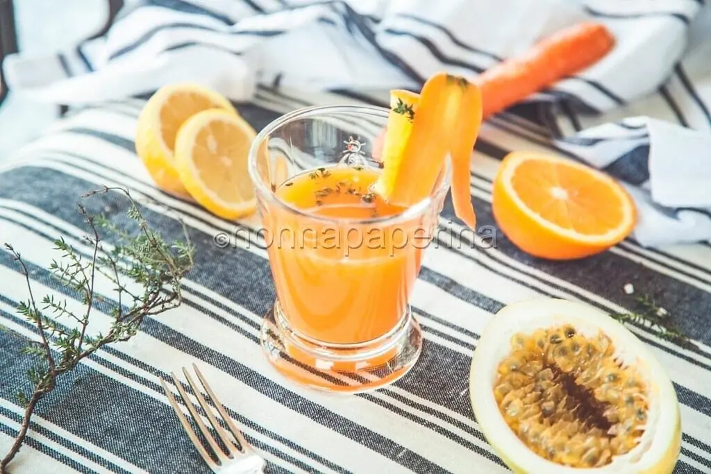 Succo di arance, carote e limone: una buona e genuina spremuta di energia
