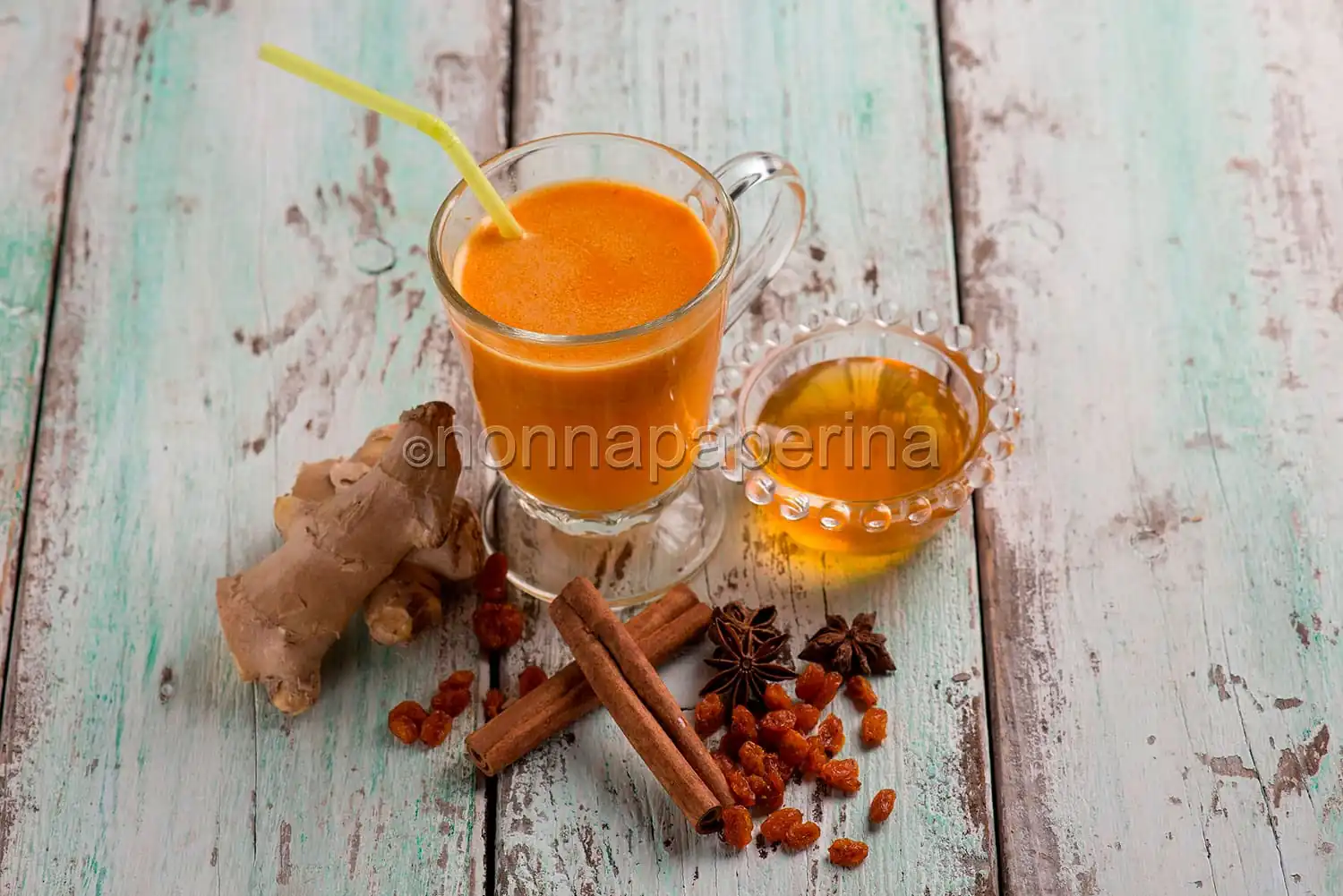Succo di olivello spinoso e zenzero, bevanda rinfrescante