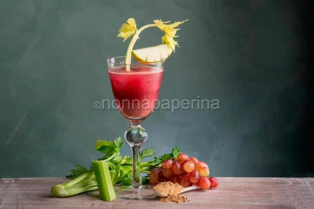 Succo di uva, sedano e mela per un carico di vitalità