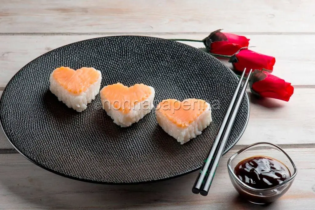 Sushi al salmone: un piatto giapponese per la festa della mamma