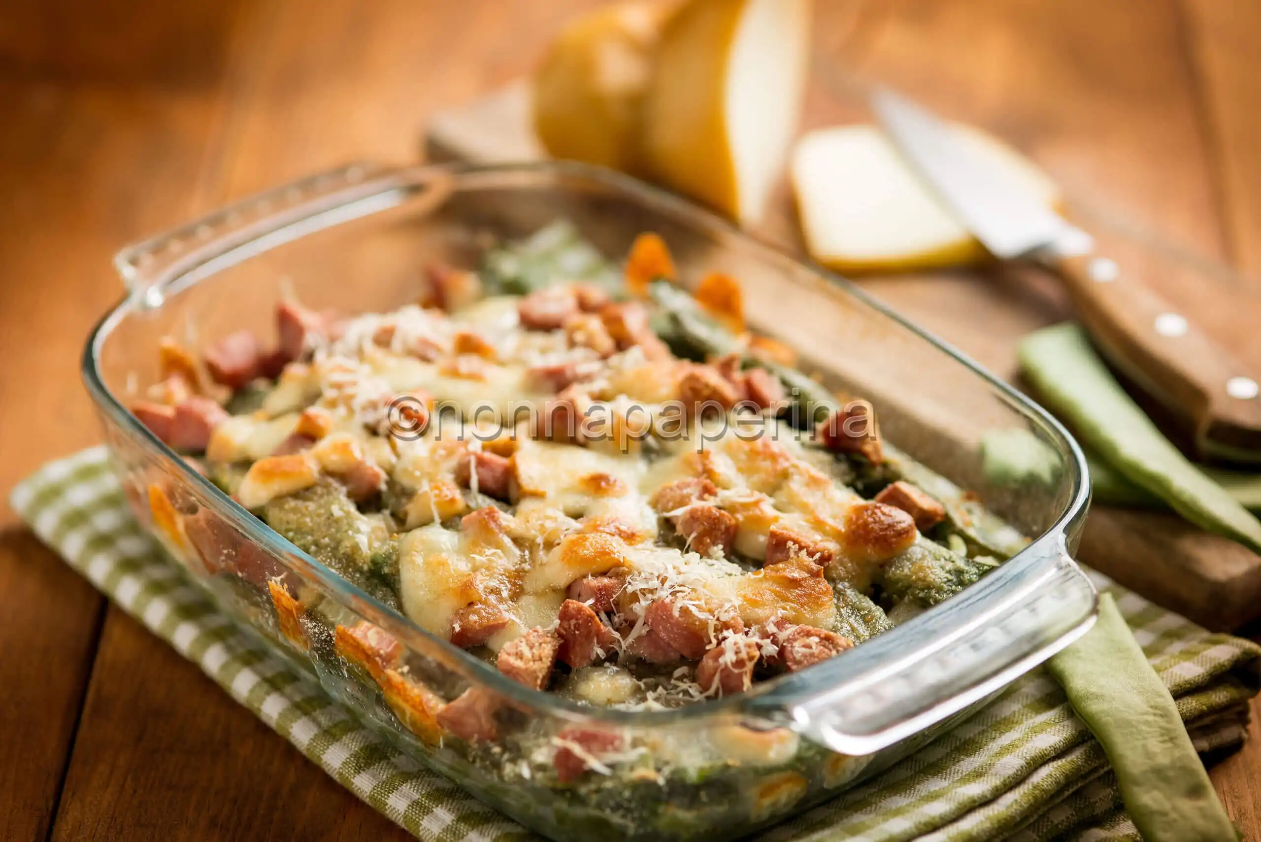 Taccole al forno con prosciutto cotto, un gratin rustico