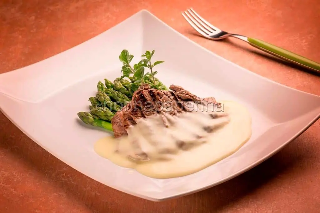 Tagliata con fonduta di taleggio e asparagi