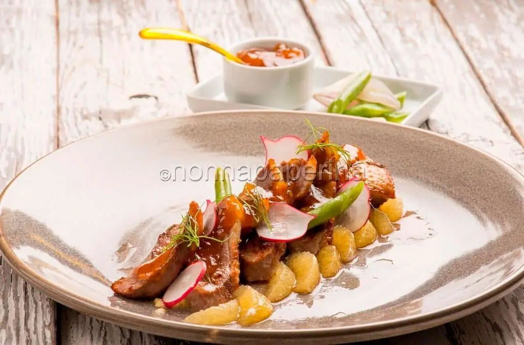 Tagliata di anatra arrosto con fette di mapo al rosmarino