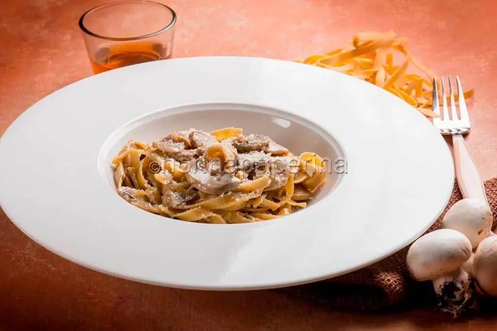 Tagliatelle ai funghi champignon, uno dei primi piatti che ho imparato a cucinare