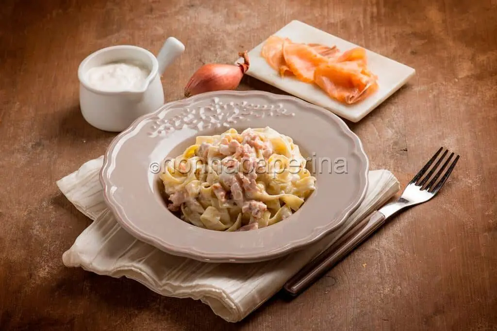Tagliatelle al salmone, un piatto salutare perfetto per la bella stagione