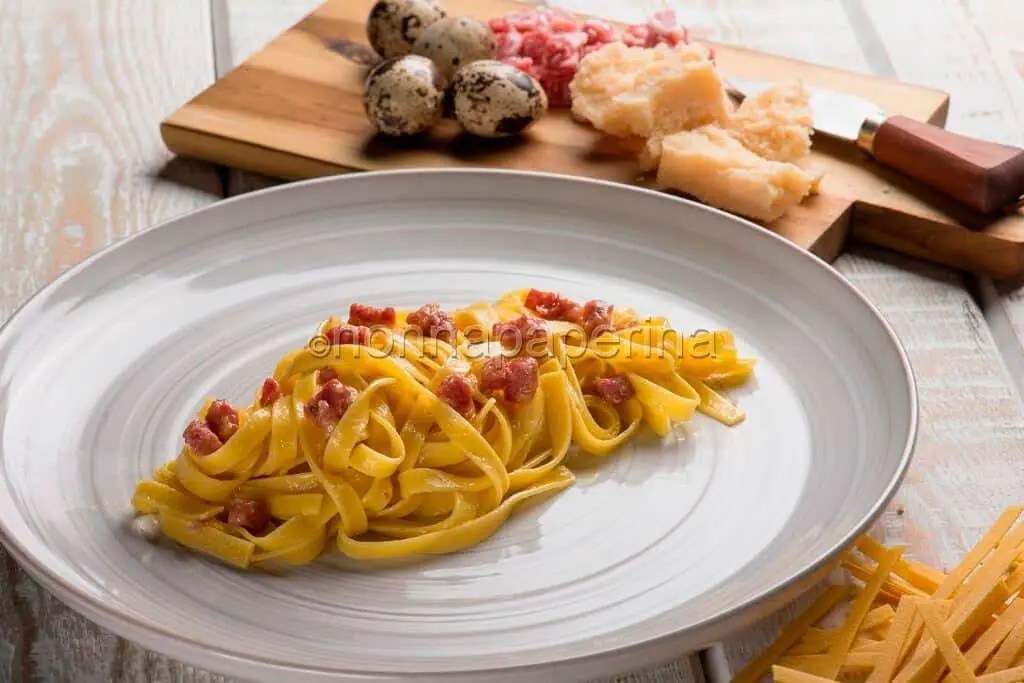 Tagliatelle alla carbonara con uova di quaglia
