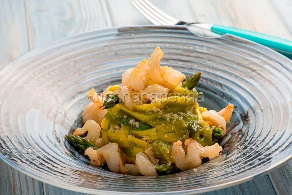 Tagliatelle con asparagi e gamberi